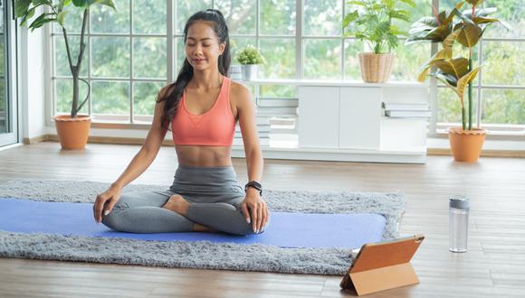 Estos consejos te ayudarán si eres principiante en la práctica del yoga. (Foto: iStock)