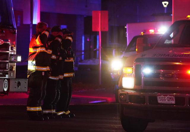 Bomberos saludan al paso de una ambulancia que sale de la tienda King Soopers, en donde las autoridades reportaron un tiroteo en el que murieron 10 personas, el lunes 22 de marzo de 2021, en Boulder, Colorado. (AP Foto/David Zalubowski).