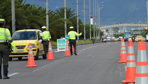 La policía colombiana lista para aplicar el 'pico y placa'. (Foto: @TransitoBta)