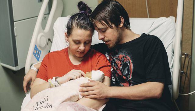 Krysta Davis y&nbsp;Derek Lovett decidieron dar a luz a su hija con anencefalia para donar sus órganos y dar vida a otros bebés. (C. Tilley Photography)