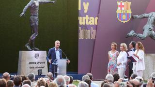 Barcelona: La estatua de Johan Cruyff ya luce en la explanada del Camp Nou