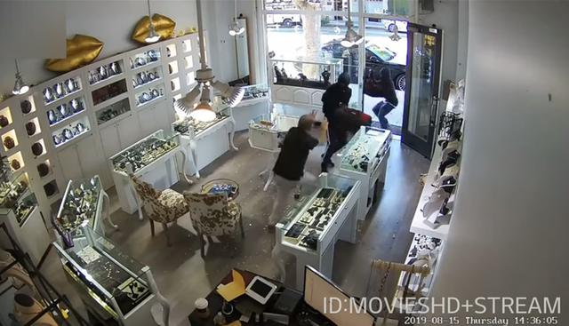 El dueño de una joyería en Estados Unidos planta cara y expulsa a los delincuentes que intentan robarle. El video es viral en redes sociales. (YouTube)<br>