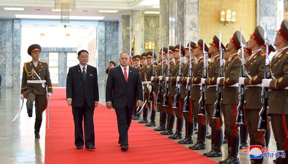 El presidente de la Asamblea Nacional Constituyente y número dos del chavismo, Diosdado Cabello, se presenta ante la guardia de honor de Corea del Norte. (Reuters)