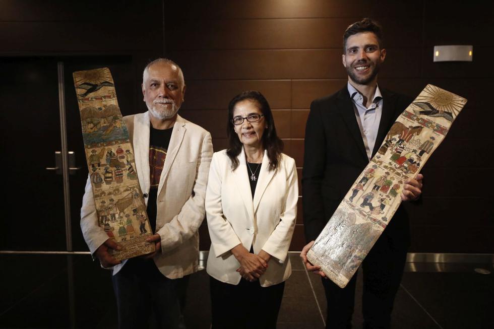 Miguel Rubio y Lionel Igersheim de la Asociación Selvámonos con sus galardones del Premio Nacional de Cultura. (Foto: César Campos/El Comercio)