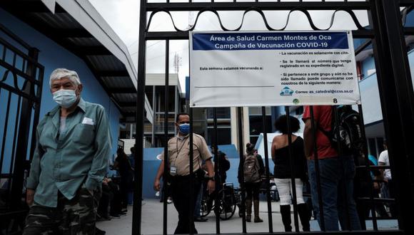 Varias personas esperan para ser vacunadas contra la covid-19 en los alrededores del hospital Calderón Guardia en San José (Costa Rica). (Foto: EFE/ Jeffrey Arguedas).