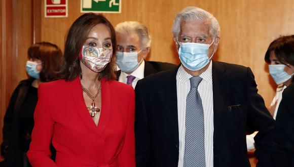 Mario Vargas Llosa agradece a Isabel Preysler “por los años maravillosos que me ha hecho pasar a su lado”. (Foto: EFE/Javier López)