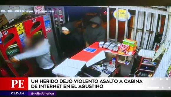 Cámaras de seguridad registran violento asalto a cabina de internet en El Agustino. (Captura: Latina)