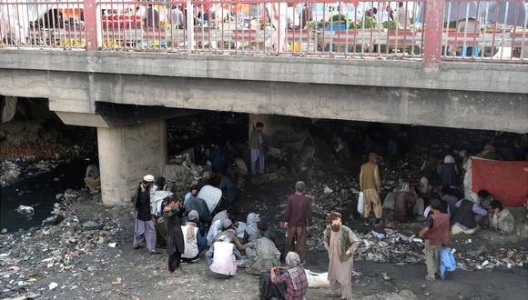 Cientos de consumidores de heroína se reúnen en condiciones miserables bajo el puente de Pul-e-Sukhta, en Kabul. (GETTY IMAGES).
