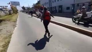 Mujer corre tras el vehículo del presidente Vizcarra para pedirle que visite carpas del hospital de Arequipa [VIDEO]