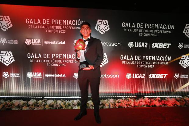 Piero Quispe con su premio al mejor jugador de la Liga 1 del 2023.