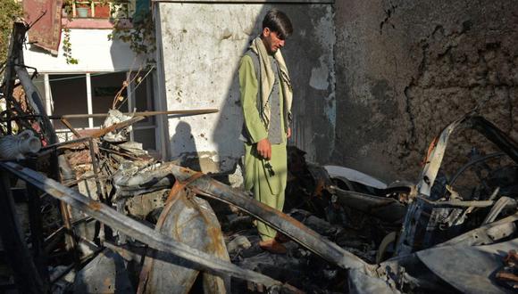 Un vecino de Ezmarai Ahmadi, parado en medio de los escombros de la casa de Ahmadi que resultó dañada en un ataque con aviones no tripulados estadounidenses en el vecindario Kwaja Burga de Kabul el 18 de septiembre de 2021. (Foto: Hoshang Hashimi / AFP)