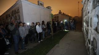 Vecinos recorrieron de noche cementerio Presbítero Maestro