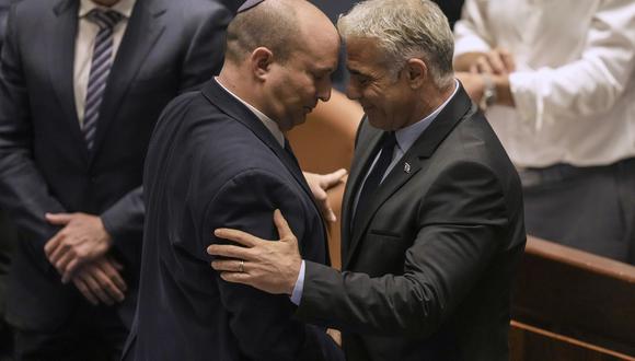 El primer ministro israelí, Naftali Bennett, a la izquierda, y el ministro de Relaciones Exteriores, Yair Lapid, después de una votación. (AP /Ariel Schalit)