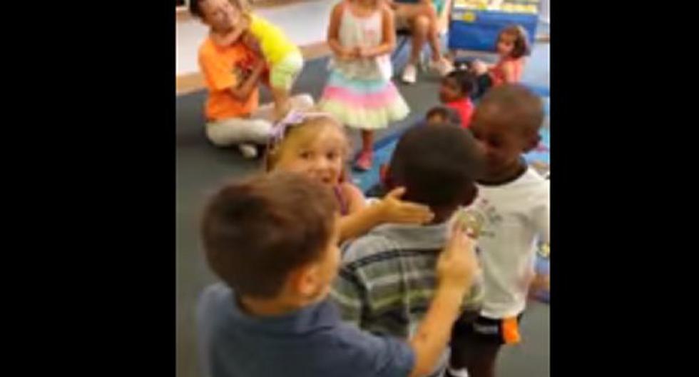 Mira cómo recibieron estos niños a su compañero. (Foto: Captura)