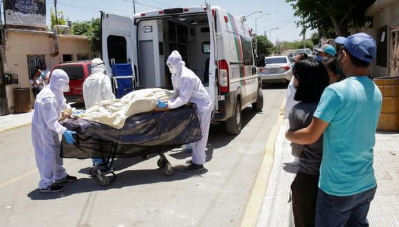 Coronavirus en México | Ultimas noticias | Último minuto: reporte de infectados y muertos jueves 28 de mayo del 2020 | Covid-19 | Los paramédicos transportan el cuerpo de un hombre que murió de la enfermedad por coronavirus antes de ser trasladado a un hospital como observan sus familiares, en Ciudad Juárez, México. (Foto: REUTERS / Jose Luis Gonzalez).