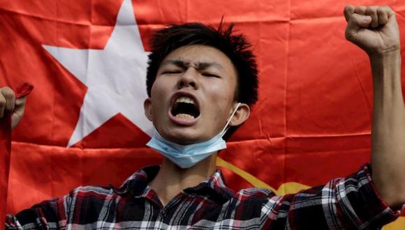 Un manifestante grita consignas frente a una bandera de la Liga Nacional para la Democracia (NLD) durante una protesta contra los militares, en Yangon, Myanmar. (Foto: EFE / ARCHIVO).