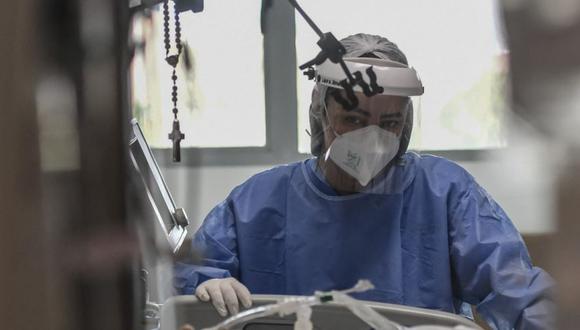 Un trabajador de la salud en la Unidad de Cuidados Intensivos (UCI) del Hospital Pablo Tobón Uribe, en Medellín, Colombia. (Foto: JOAQUIN SARMIENTO / AFP)-