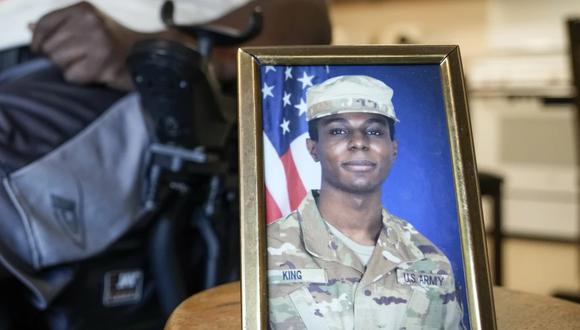 Un retrato del soldado estadounidense Travis King se muestra mientras su abuelo, Carl Gates, habla de su nieto el 19 de julio de 2023 en Kenosha, Wisconsin. (Foto AP/Morry Gash, archivo).