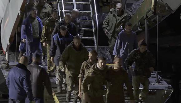 Un grupo de prisioneros de guerra (POW) rusos desembarcando de un avión militar tras su intercambio, en Base Aérea Chkalovsky cerca de Moscú, Rusia, 22 de septiembre de 2022. (Foto: EFE/EPA/RUSSIAN DEFENCE MINISTRY PRESS SERVICE)