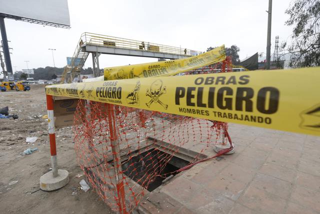 El personal de Mantenimiento de vías de la Municipalidad de Lima tapó el pozo, ubicado a la altura del Km. 15 de la Panamericana Sur, cerca del puente peatonal conocido como ‘Mecánicas’. (Fotos: Violeta Ayasta/GEC)