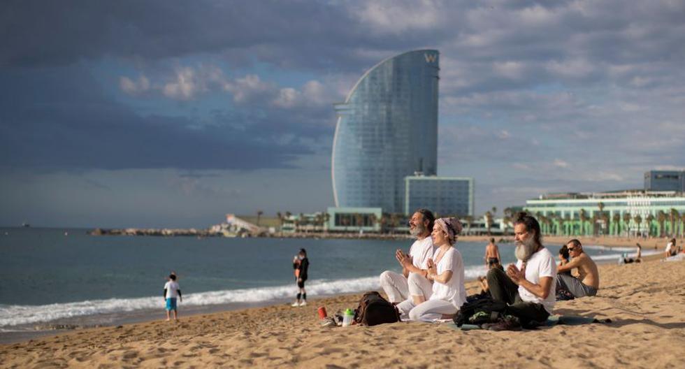 Esta imagen del último 13 de junio muestra a personas meditando en la playa de la Barceloneta durante la fase dos de la desescalada durante la pandemia del coronavirus. (Foto: EFE / Marta Pérez)