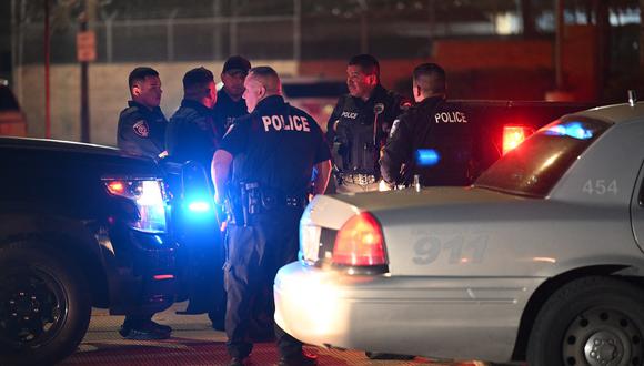 Agentes de policía hacen guardia en la frontera entre Estados Unidos y México el 11 de mayo de 2023 en Brownsville, Texas. (Foto de ANDREW CABALLERO-REYNOLDS / AFP)