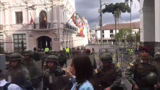 Militares exigen a periodistas desalojar palacio de Gobierno en Ecuador 