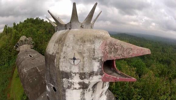 El excéntrico edificio en forma de gallina en Indonesia [VIDEO]