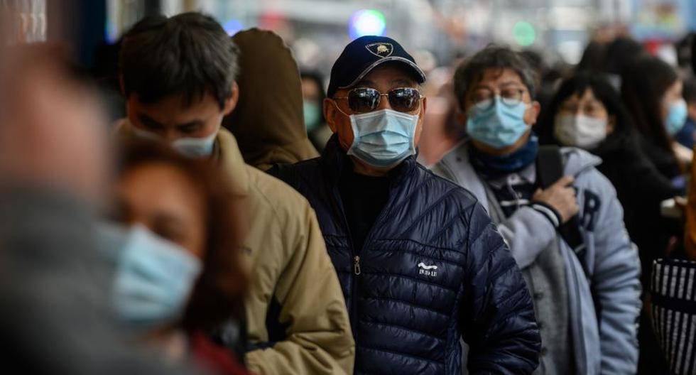Imagen de archivo de un grupo de personas haciendo cola para comprar máscaras faciales en una tienda en Hong Kong como medida preventiva ante el coronavirus. (Reuters)