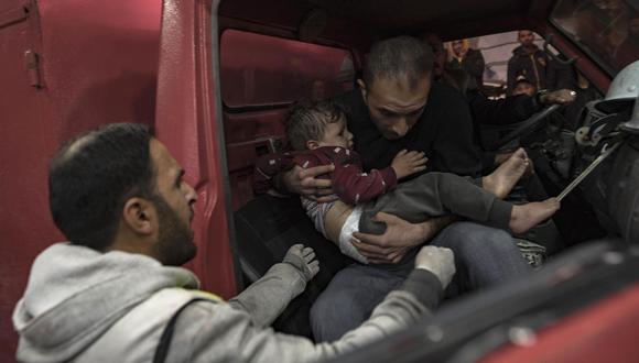 Un niño herido es trasladado al Hospital Nasser de Khan Yunis, en el sur de la Franja de Gaza, el 16 de enero de 2024, tras los ataques aéreos israelíes en el sur de la Franja de Gaza. EFE/EPA/HAITHAM IMAD