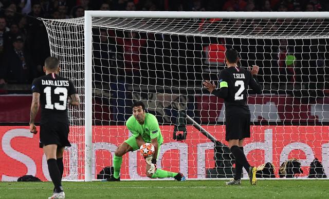 Manchester United vs. PSG: el blooper de Buffon que aprovechó Lukaku para marcar el 2-1 en la Champions League. (Foto: AFP/Reuters)