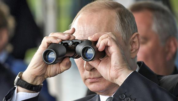 Russian President Vladimir Putin uses a pair of binoculars as he watches a display during the MAKS 2017 air show in Zhukovsky, outside Moscow, Russia July 18, 2017. Sputnik/Alexei Nikolsky/Kremlin via REUTERS   ATTENTION EDITORS - THIS IMAGE WAS PROVIDED BY A THIRD PARTY.     TPX IMAGES OF THE DAY