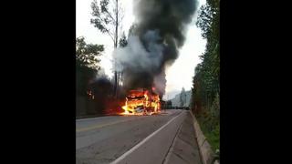 Cusco: bus interprovincial se incendia en plena carretera | FOTOS y VIDEO