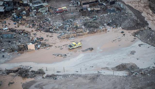 Varios pasos fronterizas, caminos y rutas están cortados y más de 1.500 viviendas sufrieron daños, según el reporte de la Oficina Nacional de Emergencia (ONEMI). (Foto: EFE)