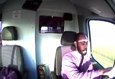 YouTube: Paciente se roba una ambulancia y termina volcando