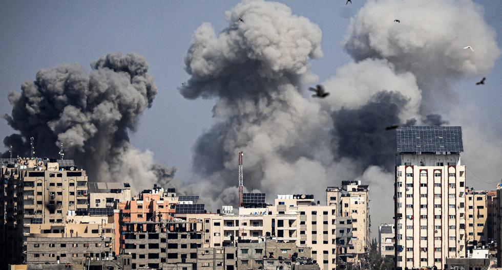 Columnas de humo se elevan durante los ataques aéreos de Israel en la ciudad de Gaza el 12 de octubre de 2023. (Foto de Mahmud JAMONES / AFP).