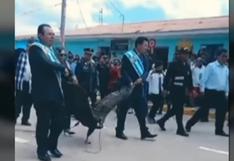 Apurímac: alcalde de Coyllurqui arrastra cóndor andino durante desfile de Fiestas Patrias