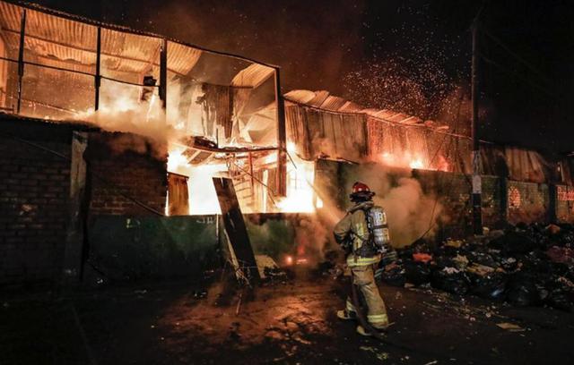 Unas 16 unidades de bomberos fueron necesarias para atender el incendio y controlarlo por completo | Foto: Joel Alonzo/ @photo.gec