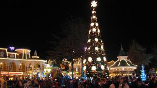 Disfruta el espectacular árbol de navidad en Disneyland Paris