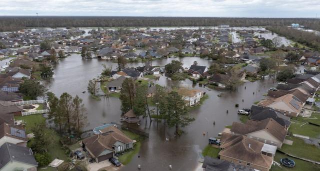 Las calles y casas inundadas se muestran en la subdivisión Spring Meadow en LaPlace, Luisiana, después de que el huracán Ida se trasladara hasta el lunes 30 de agosto de 2021. (Foto: AP / Steve Helber)