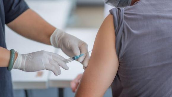 Las vacunas tienen que pasar generalmente por varias fases de prueba hasta que puedan aprobarse para uso masivo. (GETTY IMAGES)