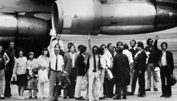 Foto del 20 de diciembre de 1972 que muestra a los 16 uruguayos supervivientes de un accidente aéreo en Los Andes a su regreso a Montevideo. (Foto de AFP)