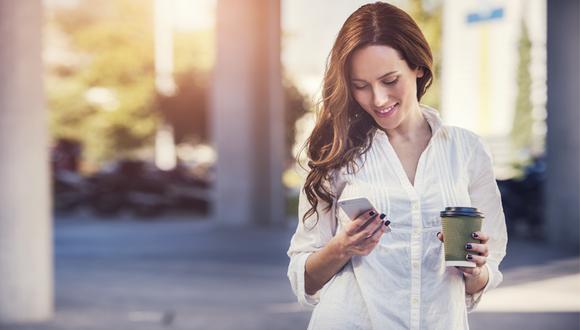 Un nuevo Smartphone es el regalo más útil y sorprendente para dar a mamá en su día.