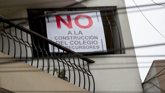 Los residentes de la urbanización han colocado carteles en sus viviendas como señal de protesta contra la obra.