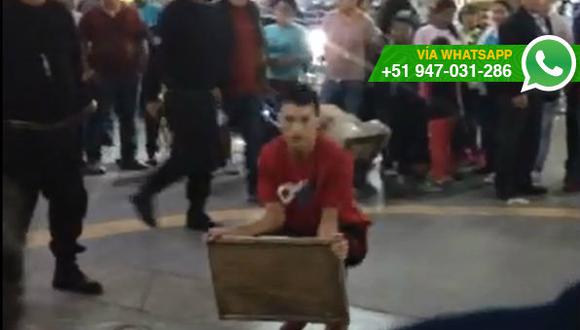 Atrapan a ladrón y le ordenan ejercicios en la calle (VIDEO)