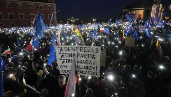 La gente sostiene las linternas de sus teléfonos móviles durante una manifestación en apoyo de la membresía de Polonia en la Unión Europa en Varsovia, Polonia". (Foto: AP / Czarek Sokolowski)