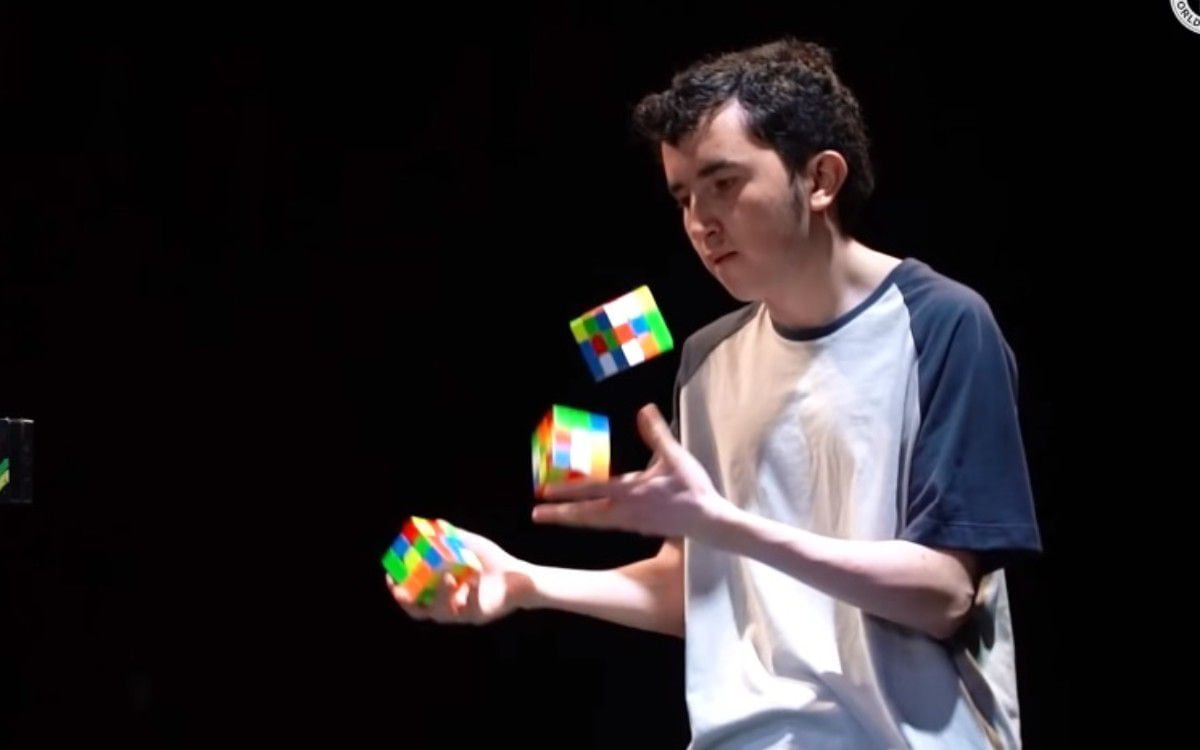 El impresionante récord de un joven que resolvió tres cubos de Rubik mientras hacía malabares. (Foto: Guinness World Records / captura)