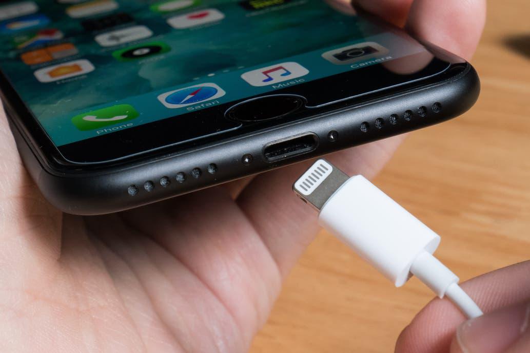 El conector Lightning del iPhone sirve tanto para cargar el dispositivo como para vincularlo a otros accesorios. (Foto: Shutterstock)
