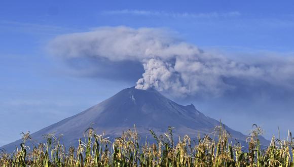 Nubes de ceniza y humo del volcán Popocatépetl vistas desde la comunidad de Huejotzingo, Estado de Puebla, México, el 18 de octubre de 2023. (Foto de ALFREDO ESTRELLA / AFP).