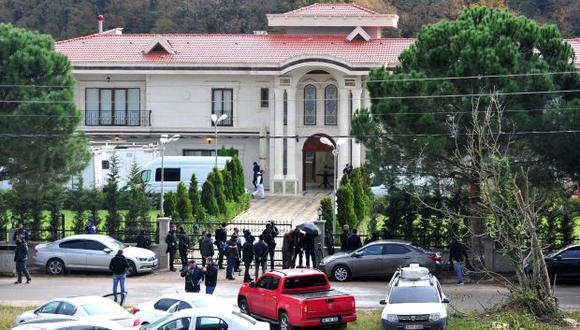 Los oficiales forenses turcos realizaron una búsqueda en una villa en la aldea de Samanli en el distrito de Termal de Yalova, Turquía, el 26 de noviembre de 2018. (Foto referencial: AFP)